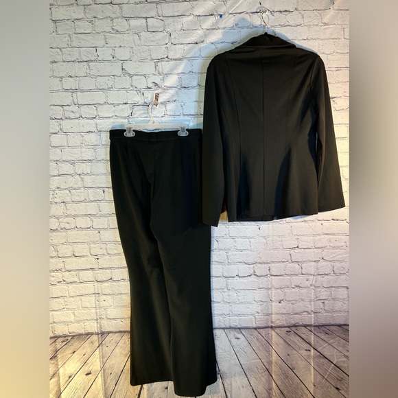 New York & Company. Ladies 2 piece pant set. Size Medium - Picture 3 of 8